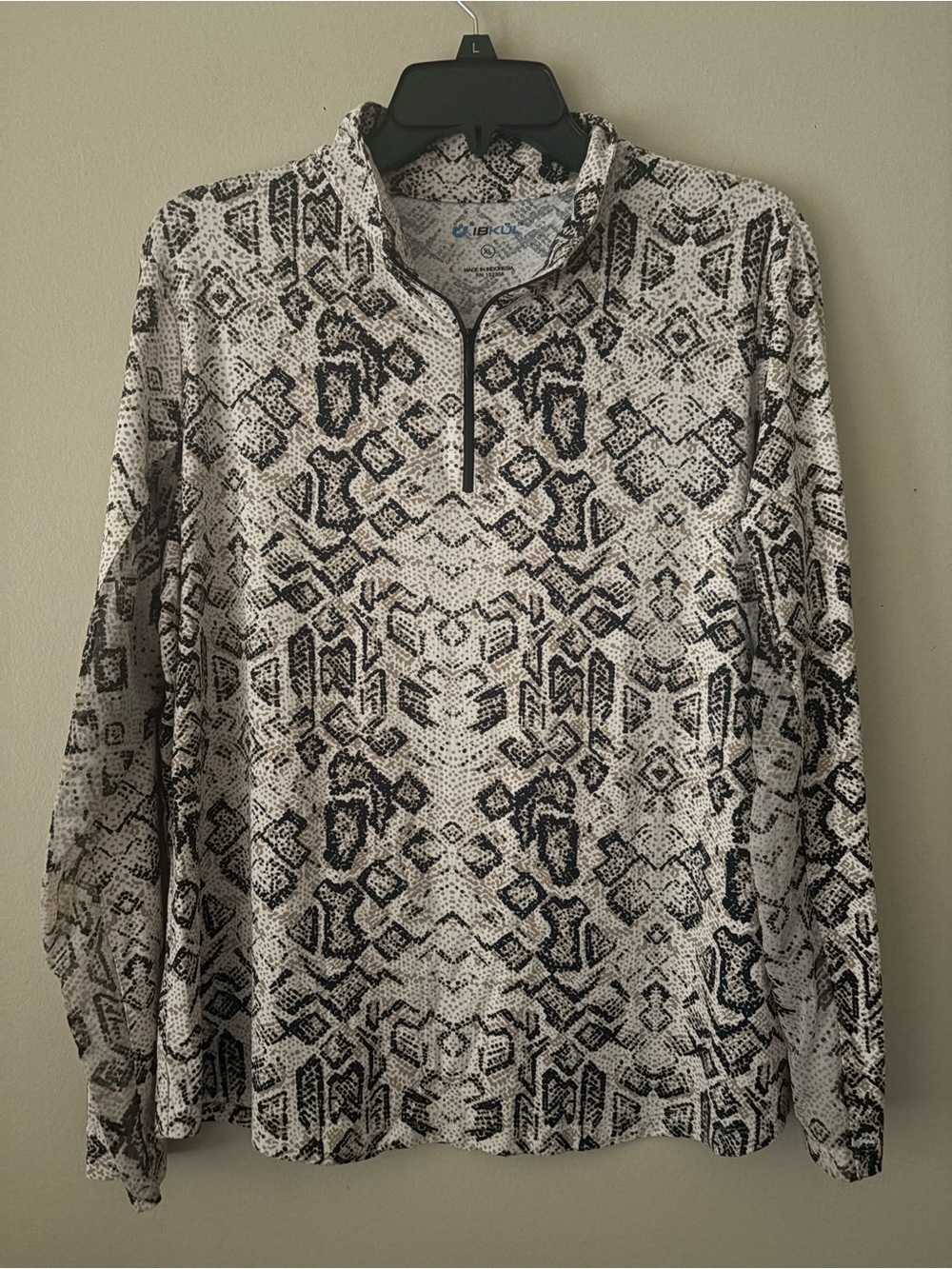 IBKUL Long Sleeve Quarter-Zip Top in Black & Cream Snake Pattern Sz. XL